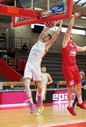 09.05.2021, xovx, Basketball BBL, JobStairs Gießen 46ers - Basketball Löwen Braunschweig v.l. Lukas Wank (Basketball Löwen Braunschweig), Tim Uhlemann (Gießen 46ers) Gießen Sporthalle Gießen-Ost Hessen Deutschland (DE)