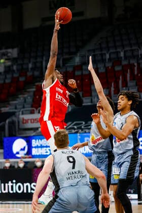 links Shevon Thompson (Brose Bamberg, 27) rechts 24 Jeremy Jones (HAKRO Merlins Crailsheim) Brose Bamberg - HAKRO Merlins Crailsheim - easyCredit-BBL - Basketball Bundesliga - Basketball Saison 2020 21 - 34. Spieltag, 09.05.2021 Bamberg, Brose Arena Copyright: DanielxLöb