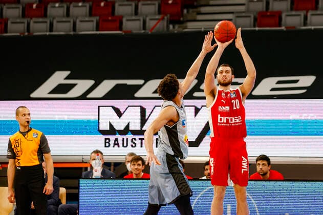 rechts Chase Fieler (Brose Bamberg, 20) Brose Bamberg - HAKRO Merlins Crailsheim - easyCredit-BBL - Basketball Bundesliga - Basketball Saison 2020 21 - 34. Spieltag, 09.05.2021 Bamberg, Brose Arena Copyright: DanielxLöb