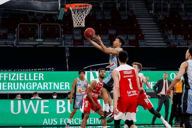 oben 02 Trae Bell-Haynes (HAKRO Merlins Crailsheim) links Kenneth Ogbe (Brose Bamberg, 25) recht Bennet Hundt (Brose Bamberg, 33) Brose Bamberg - HAKRO Merlins Crailsheim - easyCredit-BBL - Basketball Bundesliga - Basketball Saison 2020 21 - 34. Spieltag, 09.05.2021 Bamberg, Brose Arena Copyright: DanielxLöb