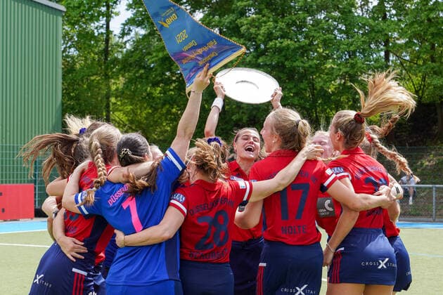 Bilder des Jahres 2021, Sport 05 Mai Sport Themen der Woche KW18 Sport Bilder des Tages Selin Oruz (DHC, 14) stemmt die Meisterschale in die Luft, Spielerinnen vom Düsseldorfer HC, mit dem Pokal bei der Siegerehrung, Ehrung, Gewinner, Sieg, Sieger, Siegerteam, Deutscher Meister, Jubel, Jubeln, jubelt, jubelnd, Freude, optimistisch, Highlight, Aktion, Action, 09.05.2021, Mannheim (Deutschland), Hockey, Deutsche Meisterschaft, Finale, Damen, Düsseldorfer HC - Mannheimer HC *** Selin Oruz DHC, 14 holds the championship cup in the air, players of the Düsseldorfer HC, with the cup at the award ceremony, honor, winner, victory, winner team, German champion, cheering, cheering, joy, optimistic, highlight, action, 09 05 2021, Mannheim Germany, hockey, German championship, final, women, Düsseldorfer HC Mannheimer HC xozx