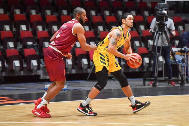 Chemnitz, Deutschland 09. Mai 2021: 1. BBL - 2020 2021 - Niners Chemnitz vs. Alba Berlin v. li. im Zweikampf Virgil Matthews (Chemnitz) und Peyton Siva (Berlin) Messe Chemnitz Sachsen Copyright: xFotostandx xDostmannx