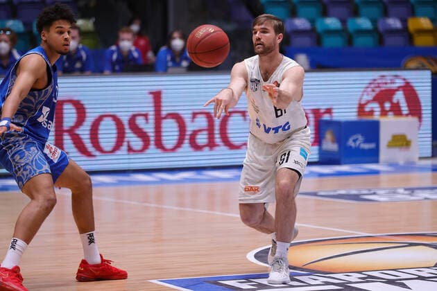 Fraport Skyliners - Hamburg Towers, easyCredit BBL Patrick Spencer (Hamburg Towers, 61), links Maximilian Begue (Fraport Skyliners, 3). Basketball-Spiel der easyCredit BBL zwischen den Fraport Skyliners und den Hamburg Towers am 9. Mai 2021 in der Fraport-Arena in Frankfurt am Main., Frankfurt am Main Hessen Deutschland Fraport-Arena