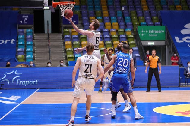 Fraport Skyliners - Hamburg Towers, easyCredit BBL Korbleger von Patrick Spencer (Hamburg Towers, 61). Basketball-Spiel der easyCredit BBL zwischen den Fraport Skyliners und den Hamburg Towers am 9. Mai 2021 in der Fraport-Arena in Frankfurt am Main., Frankfurt am Main Hessen Deutschland Fraport-Arena