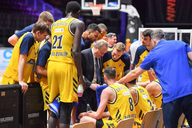 Chemnitz, Deutschland 09. Mai 2021: 1. BBL - 2020 2021 - Niners Chemnitz vs. Alba Berlin Auszeit von Alba Berlin mit Trainer Aito Garcia Reneses (Berlin) Messe Chemnitz Sachsen Copyright: xFotostandx xDostmannx