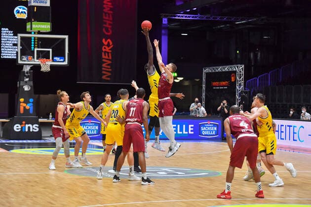 Chemnitz, Deutschland 09. Mai 2021: 1. BBL - 2020 2021 - Niners Chemnitz vs. Alba Berlin Anwurf v.li. Christ Koumadje (Berlin) und Jonas Richter (Chemnitz) Messe Chemnitz Sachsen Copyright: xFotostandx xDostmannx