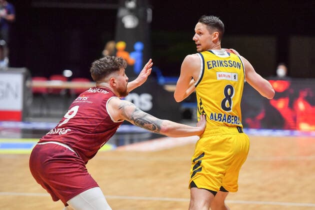 Chemnitz, Deutschland 09. Mai 2021: 1. BBL - 2020 2021 - Niners Chemnitz vs. Alba Berlin v. li. im Zweikampf Dominique Johnson (Chemnitz) und Marcus Eriksson (Berlin) Messe Chemnitz Sachsen Copyright: xFotostandx xDostmannx