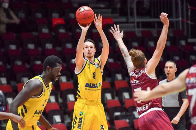 Chemnitz, Deutschland 09. Mai 2021: 1. BBL - 2020 2021 - Niners Chemnitz vs. Alba Berlin v. li. im Zweikampf Marcus Eriksson (Berlin) und Malte Ziegenhagen (Chemnitz) Messe Chemnitz Sachsen Copyright: xFotostandx xDostmannx