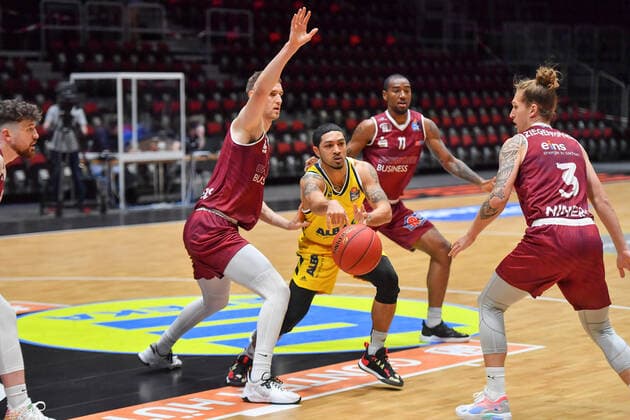 Chemnitz, Deutschland 09. Mai 2021: 1. BBL - 2020 2021 - Niners Chemnitz vs. Alba Berlin v. li. im Zweikampf Jonas Richter (Chemnitz) und Peyton Siva (Berlin) Messe Chemnitz Sachsen Copyright: xFotostandx xDostmannx