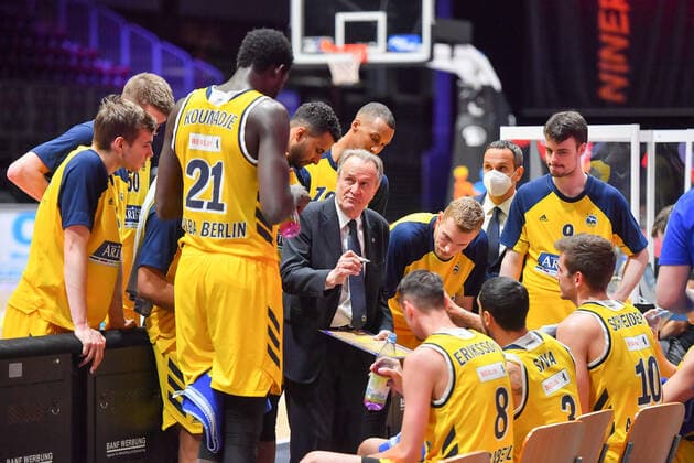 Chemnitz, Deutschland 09. Mai 2021: 1. BBL - 2020 2021 - Niners Chemnitz vs. Alba Berlin Auszeit von Alba Berlin mit Trainer Aito Garcia Reneses (Berlin) Messe Chemnitz Sachsen Copyright: xFotostandx xDostmannx