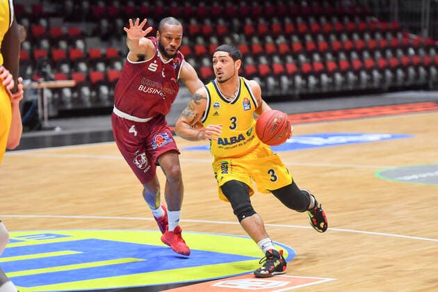 Chemnitz, Deutschland 09. Mai 2021: 1. BBL - 2020 2021 - Niners Chemnitz vs. Alba Berlin v. li. im Zweikampf Virgil Matthews (Chemnitz) und Peyton Siva (Berlin) Messe Chemnitz Sachsen Copyright: xFotostandx xDostmannx