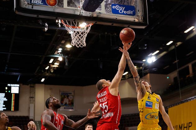 Ludwigsburg , Basketball easyCredit BBL Bundesliga , MHP RIESEN Ludwigsburg vs. Bayern München , v.l. Robin Amaize (Bayern) Jonah Radebaugh (Riesen)