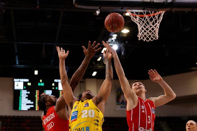 Ludwigsburg , Basketball easyCredit BBL Bundesliga , MHP RIESEN Ludwigsburg vs. Bayern München , v.l. Jalen Reynolds (Bayern) Desi Rodriguez (Riesen) David Krämer (Bayern)