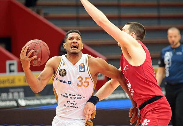 09.05.2021, xovx, Basketball BBL, JobStairs Gießen 46ers - Basketball Löwen Braunschweig v.l. Karim Jallow (Basketball Löwen Braunschweig), Scottie James Jr. (Gießen 46ers) Gießen Sporthalle Gießen-Ost Hessen Deutschland (DE)