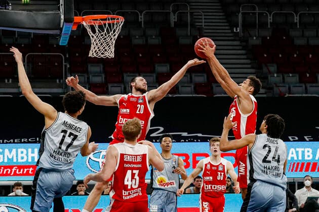 links Chase Fieler (Brose Bamberg, 20) rechts Kenneth Ogbe (Brose Bamberg, 25) Brose Bamberg - HAKRO Merlins Crailsheim - easyCredit-BBL - Basketball Bundesliga - Basketball Saison 2020 21 - 34. Spieltag, 09.05.2021 Bamberg, Brose Arena Copyright: DanielxLöb