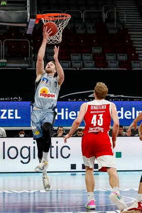 links 09 Fabian Bleck (HAKRO Merlins Crailsheim) rechts Christian Sengfelder (Brose Bamberg, 43) Brose Bamberg - HAKRO Merlins Crailsheim - easyCredit-BBL - Basketball Bundesliga - Basketball Saison 2020 21 - 34. Spieltag, 09.05.2021 Bamberg, Brose Arena Copyright: DanielxLöb