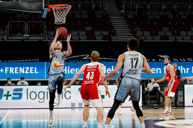 links 09 Fabian Bleck (HAKRO Merlins Crailsheim) Mitte Christian Sengfelder (Brose Bamberg, 43) rechts 17 Jamuni McNease (HAKRO Merlins Crailsheim) Brose Bamberg - HAKRO Merlins Crailsheim - easyCredit-BBL - Basketball Bundesliga - Basketball Saison 2020 21 - 34. Spieltag, 09.05.2021 Bamberg, Brose Arena Copyright: DanielxLöb