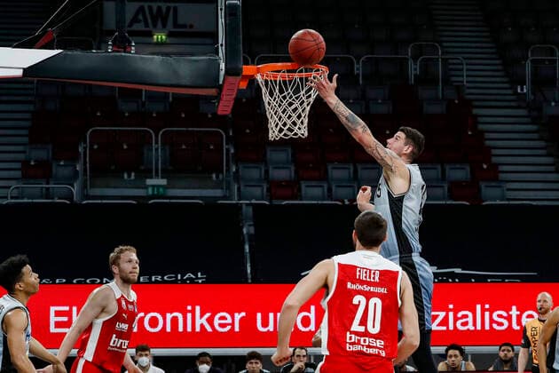 oben 15 Bogdan Radosavljevic (HAKRO Merlins Crailsheim) links Christian Sengfelder (Brose Bamberg, 43) rechts Chase Fieler (Brose Bamberg, 20) Brose Bamberg - HAKRO Merlins Crailsheim - easyCredit-BBL - Basketball Bundesliga - Basketball Saison 2020 21 - 34. Spieltag, 09.05.2021 Bamberg, Brose Arena Copyright: DanielxLöb