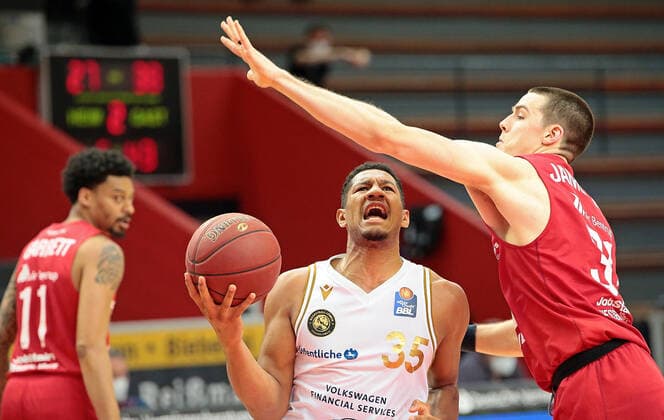 09.05.2021, xovx, Basketball BBL, JobStairs Gießen 46ers - Basketball Löwen Braunschweig v.l. Diante Garrett (Gießen 46ers), Karim Jallow (Basketball Löwen Braunschweig), Scottie James Jr. (Gießen 46ers) Gießen Sporthalle Gießen-Ost Hessen Deutschland (DE)
