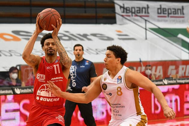 Diante Garrett, James Robinson 34. Spieltag, Basketball Bundesliga, Basketball Saison 2020 2021, Deutschland, easyCredit BBL, Germany, Giessen 46ers, giessen rot, Herren, Jobstairs GIESSEN 46ers - Basketball Löwen Braunschweig, Männer, Braunschweig in weiß