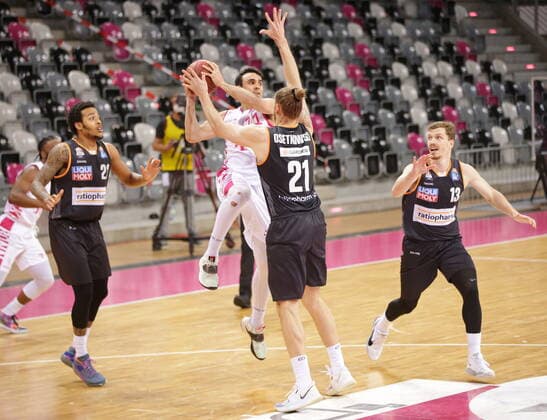 Anthony DiLeo Telekom Baskets Bonn vs. Dylan Osetkowski ratiopharm Ulm easyCredit BBL 1. Bundesliga , Saison 2020 2021 , 34. Spieltag