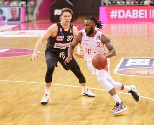 Xavier Pollard Telekom Baskets Bonn vs. Patrick Heckmann ratiopharm Ulm easyCredit BBL 1. Bundesliga , Saison 2020 2021 , 34. Spieltag
