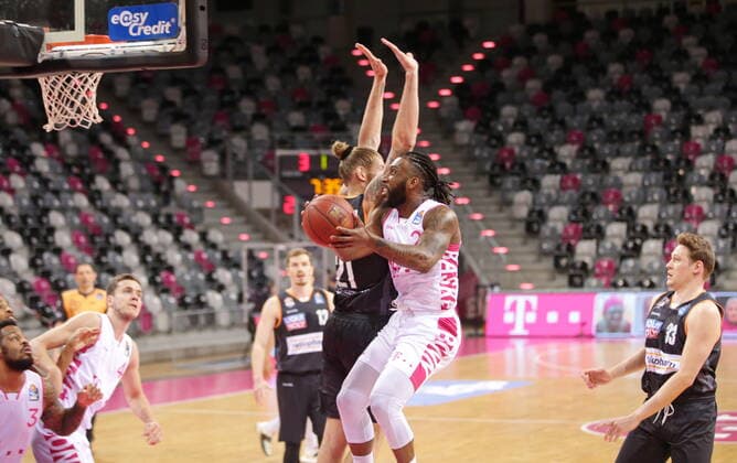 Xavier Pollard Telekom Baskets Bonn vs. Dylan Osetkowski ratiopharm Ulm easyCredit BBL 1. Bundesliga , Saison 2020 2021 , 34. Spieltag