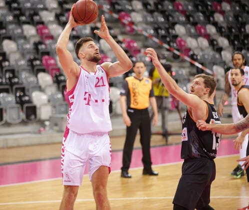 Leon Kratzer Telekom Baskets Bonn vs. Andreas Obst ratiopharm Ulm easyCredit BBL 1. Bundesliga , Saison 2020 2021 , 34. Spieltag