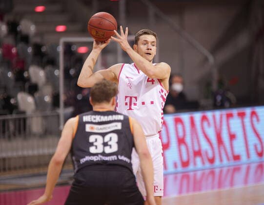 Strahinja Micovic Telekom Baskets Bonn vs. Patrick Heckmann ratiopharm Ulm easyCredit BBL 1. Bundesliga , Saison 2020 2021 , 34. Spieltag