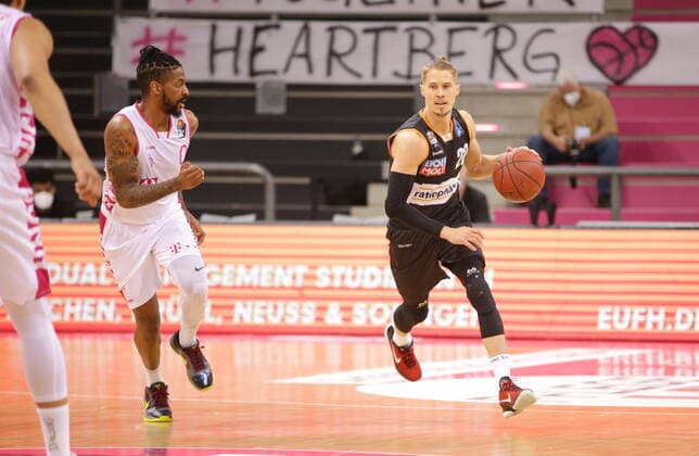 Alex Hamilton Telekom Baskets Bonn vs. Thomas Klepeisz ratiopharm Ulm easyCredit BBL 1. Bundesliga , Saison 2020 2021 , 34. Spieltag