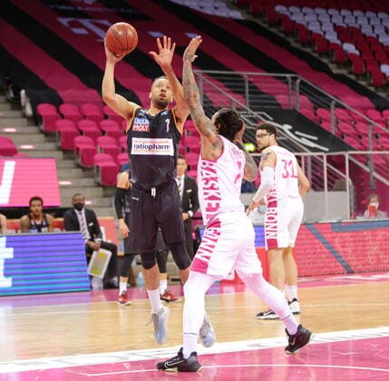 Chris Babb Telekom Baskets Bonn vs. Demitrius Conger ratiopharm Ulm easyCredit BBL 1. Bundesliga , Saison 2020 2021 , 34. Spieltag