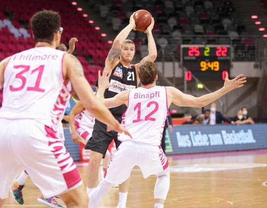 Telekom Baskets Bonn vs. Dylan Osetkowski ratiopharm Ulm easyCredit BBL 1. Bundesliga , Saison 2020 2021 , 34. Spieltag