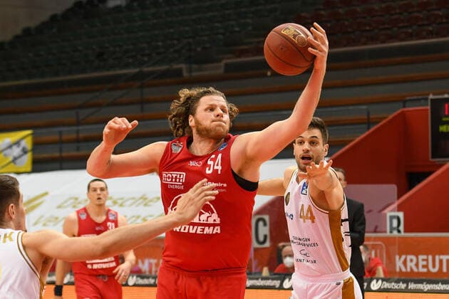 John Bryant, Benedikt Turudic 34. Spieltag, Basketball Bundesliga, Basketball Saison 2020 2021, Deutschland, easyCredit BBL, Germany, Giessen 46ers, giessen rot, Herren, Jobstairs GIESSEN 46ers - Basketball Löwen Braunschweig, Männer, Braunschweig in weiß