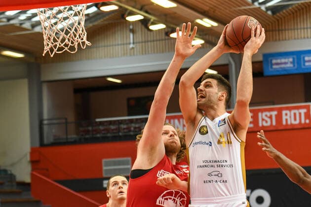 John Bryant, Benedikt Turudic 34. Spieltag, Basketball Bundesliga, Basketball Saison 2020 2021, Deutschland, easyCredit BBL, Germany, Giessen 46ers, giessen rot, Herren, Jobstairs GIESSEN 46ers - Basketball Löwen Braunschweig, Männer, Braunschweig in weiß