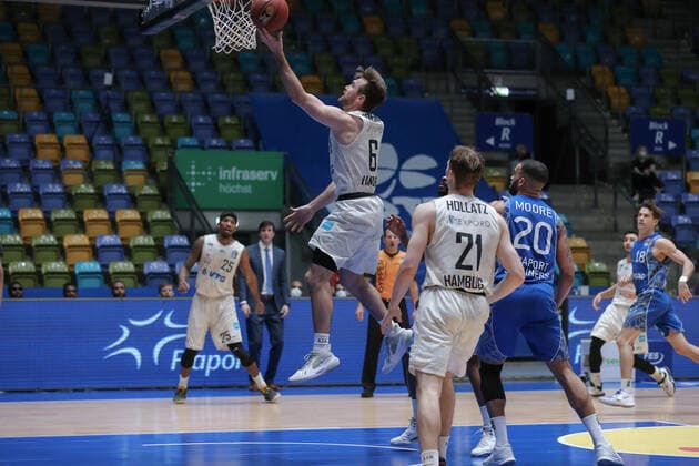 Rich Osaro Jürgen,(Hamburg Towers, 6), Moore Rasheed,(Fraport Skyliners, 20),Hollatz Justus,(Hamburg Towers, 21), , GER, Basketball,Fraport Skyliners - EWE Baskets Oldenburg, 02.05.2021, Frankfurt Copyright: xEibner-Pressefoto UlrichxScherbaumx EP_usm