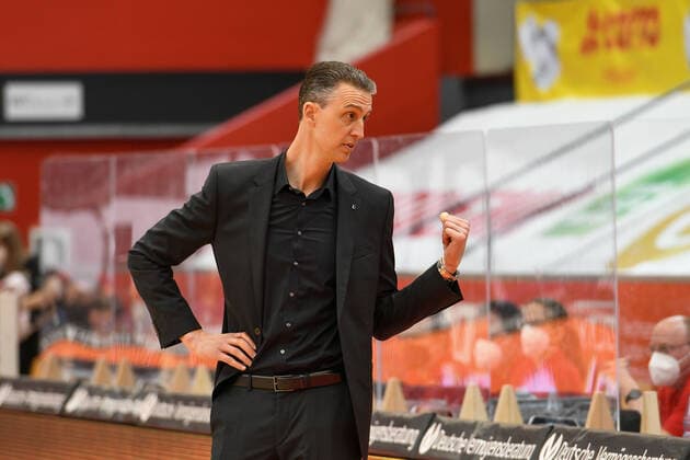 Pete Strobel, Coach Braunschweig 34. Spieltag, Basketball Bundesliga, Basketball Saison 2020 2021, Deutschland, easyCredit BBL, Germany, Giessen 46ers, giessen rot, Herren, Jobstairs GIESSEN 46ers - Basketball Löwen Braunschweig, Männer, Braunschweig in weiß