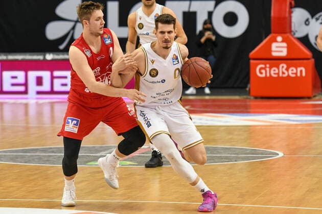 Bjarne Kraushaar, Lukas Wank 34. Spieltag, Basketball Bundesliga, Basketball Saison 2020 2021, Deutschland, easyCredit BBL, Germany, Giessen 46ers, giessen rot, Herren, Jobstairs GIESSEN 46ers - Basketball Löwen Braunschweig, Männer, Braunschweig in weiß