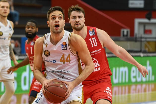 Benedikt Turudic, Tim Uhlemann 34. Spieltag, Basketball Bundesliga, Basketball Saison 2020 2021, Deutschland, easyCredit BBL, Germany, Giessen 46ers, giessen rot, Herren, Jobstairs GIESSEN 46ers - Basketball Löwen Braunschweig, Männer, Braunschweig in weiß