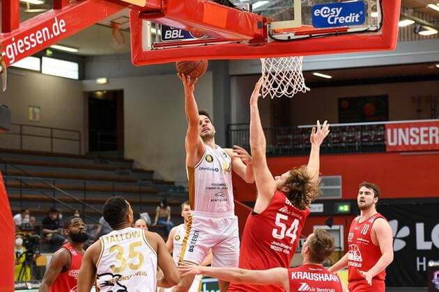 Benedikt Turudic, John BryantF 34. Spieltag, Basketball Bundesliga, Basketball Saison 2020 2021, Deutschland, easyCredit BBL, Germany, Giessen 46ers, giessen rot, Herren, Jobstairs GIESSEN 46ers - Basketball Löwen Braunschweig, Männer, Braunschweig in weiß
