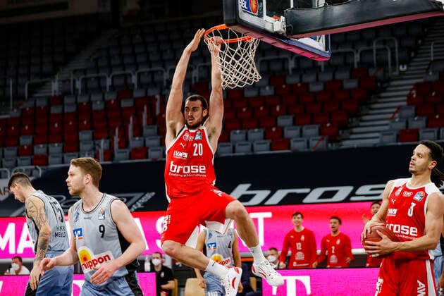 links Chase Fieler (Brose Bamberg, 20) rechts Dominic Lockhart (Brose Bamberg, 03) Brose Bamberg - HAKRO Merlins Crailsheim - easyCredit-BBL - Basketball Bundesliga - Basketball Saison 2020 21 - 34. Spieltag, 09.05.2021 Bamberg, Brose Arena Copyright: DanielxLöb