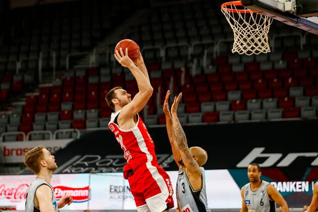 links Chase Fieler (Brose Bamberg, 20) rechts 03 Marice Stuckey (HAKRO Merlins Crailsheim) Brose Bamberg - HAKRO Merlins Crailsheim - easyCredit-BBL - Basketball Bundesliga - Basketball Saison 2020 21 - 34. Spieltag, 09.05.2021 Bamberg, Brose Arena Copyright: DanielxLöb