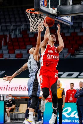 rechts Dominic Lockhart (Brose Bamberg, 03) links 03 Marice Stuckey (HAKRO Merlins Crailsheim) Brose Bamberg - HAKRO Merlins Crailsheim - easyCredit-BBL - Basketball Bundesliga - Basketball Saison 2020 21 - 34. Spieltag, 09.05.2021 Bamberg, Brose Arena Copyright: DanielxLöb