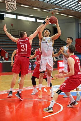 09.05.2021, xovx, Basketball BBL, JobStairs Gießen 46ers - Basketball Löwen Braunschweig v.l. Scottie James Jr. (Gießen 46ers), Bjarne Kraushaar (Gießen 46ers), Gavin Schilling (Basketball Löwen Braunschweig), Karim Jallow (Basketball Löwen Braunschweig), Alen Pjanic (Gießen 46ers) Gießen Sporthalle Gießen-Ost Hessen Deutschland (DE)