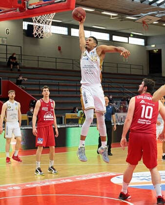 09.05.2021, xovx, Basketball BBL, JobStairs Gießen 46ers - Basketball Löwen Braunschweig v.l. Luc van Slooten (Basketball Löwen Braunschweig), Alen Pjanic (Gießen 46ers), Karim Jallow (Basketball Löwen Braunschweig), Tim Uhlemann (Gießen 46ers) Gießen Sporthalle Gießen-Ost Hessen Deutschland (DE)