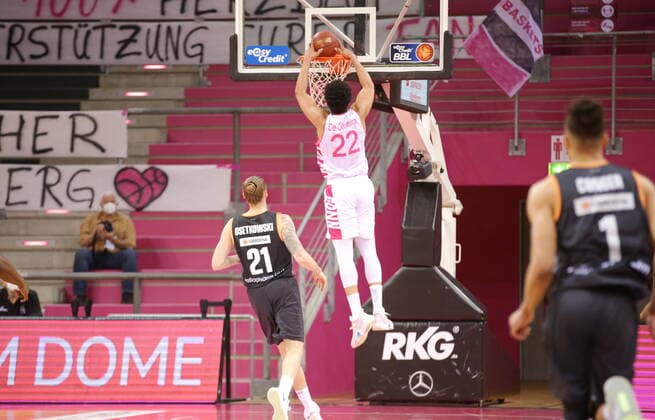 Gabriel de Oliveira Telekom Baskets Bonn vs. ratiopharm Ulm , Dunking easyCredit BBL 1. Bundesliga , Saison 2020 2021 , 34. Spieltag