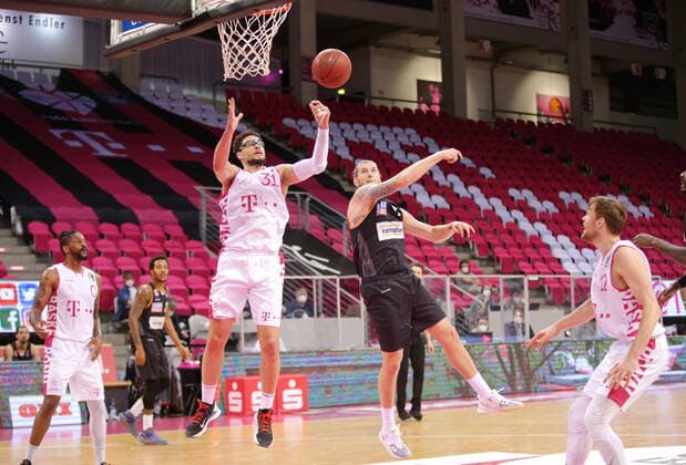 Isaiah Philmore Telekom Baskets Bonn vs. Dylan Osetkowski ratiopharm Ulm easyCredit BBL 1. Bundesliga , Saison 2020 2021 , 34. Spieltag
