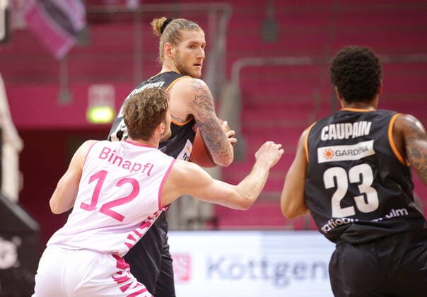 Kilian Binapfl Telekom Baskets Bonn vs. Dylan Osetkowski ratiopharm Ulm easyCredit BBL 1. Bundesliga , Saison 2020 2021 , 34. Spieltag