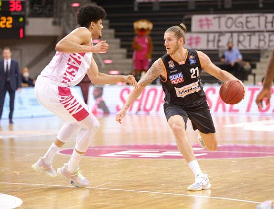 Gabriel de Oliveira Telekom Baskets Bonn vs. Dylan Osetkowski ratiopharm Ulm easyCredit BBL 1. Bundesliga , Saison 2020 2021 , 34. Spieltag