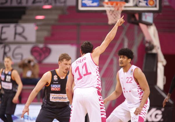 Anthony DiLeo Telekom Baskets Bonn vs. ratiopharm Ulm , von hinten . zeigt Spielzug an easyCredit BBL 1. Bundesliga , Saison 2020 2021 , 34. Spieltag