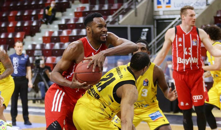 Ludwigsburg , Basketball easyCredit BBL Bundesliga , MHP RIESEN Ludwigsburg vs. Bayern München , von links: JaJuan Johnson ( Bayern ) Tremmell Darden ( Riesen )